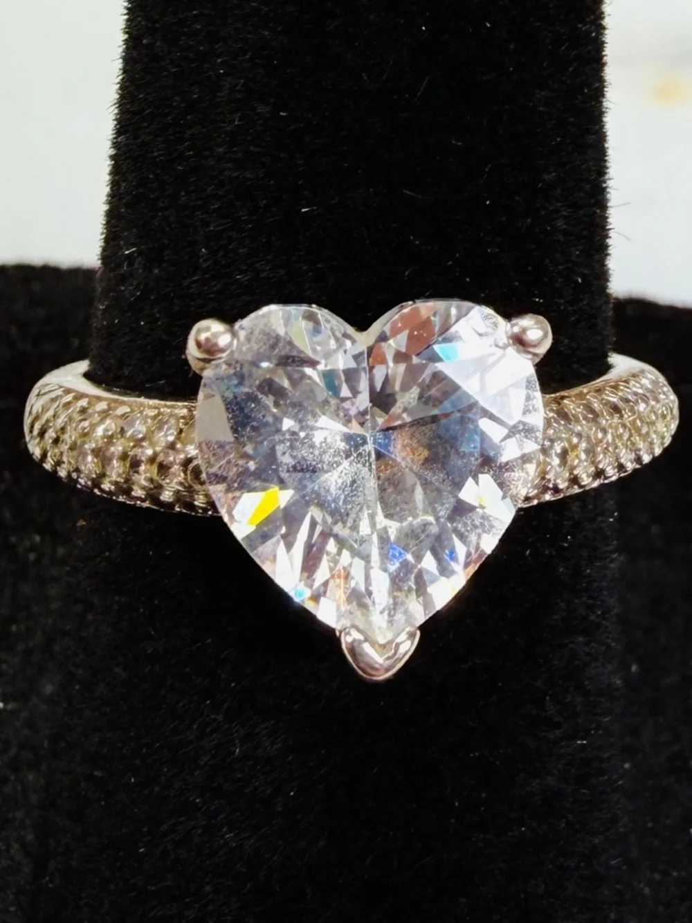 Beautiful vintage size 6, aged silvertone, heart shaped bling ring